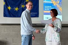 Frau Oppermann bei der Übergabe der Zertifikate