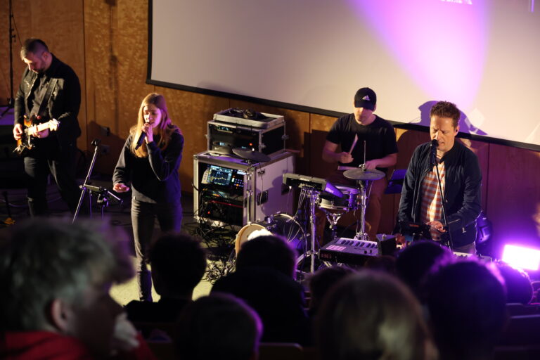 Konzert zum Reformationstag an den BBS Alfeld mit Til von Dombois und Band